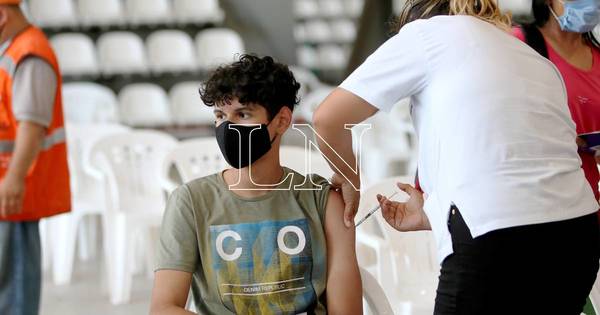 La Nación / Adolescentes acuden más que jóvenes de 18 y 19 años a los vacunatorios