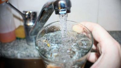 Cortaron el agua a un abuelo por falta de pago