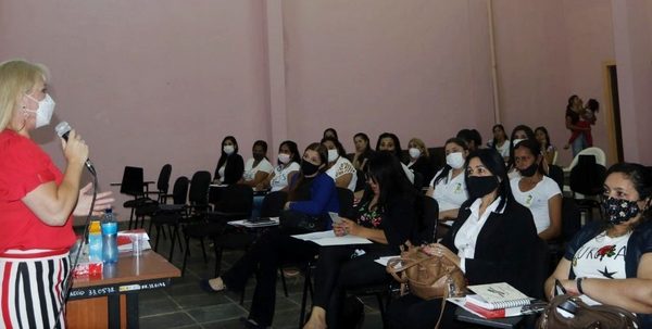 Realizan curso sobre plan de negocios para mujeres de CDE