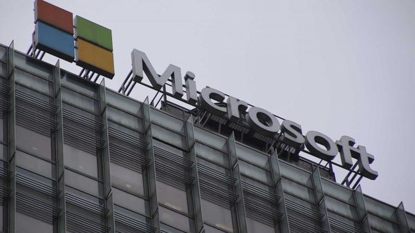 Microsoft busca competir con Meta y lleva la realidad virtual a Teams