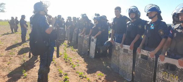 Un herido y disparos a patrullera durante desalojo en Yasy Cañy - Nacionales - ABC Color