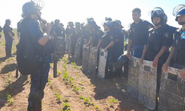 Un herido y disparos a patrullera durante desalojo en Yasy Cañy - Noticiero Paraguay