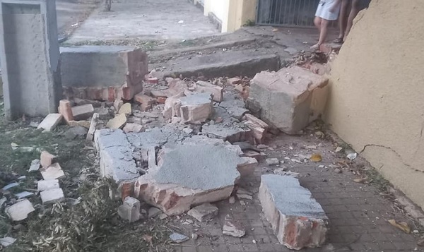 Hombre derriba muralla con su vehículo. Escombros aplastan a tres niños, uno falleció