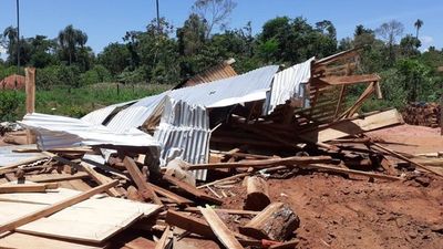 Desalojo deja un herido de bala y daños a patrullera
