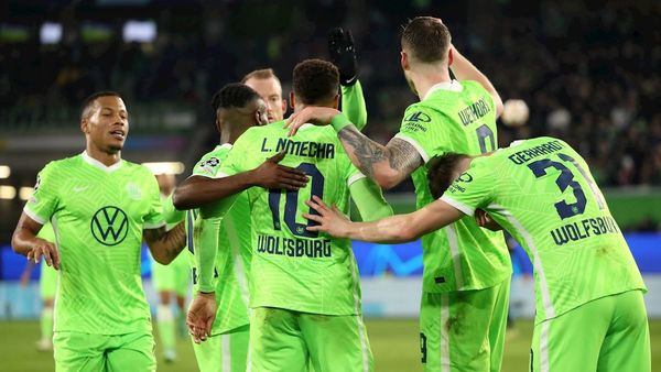 El Wolfsburgo gana y se mantiene con vida