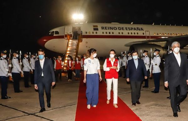 La reina Letizia llegó a Paraguay y fue recibida por autoridades