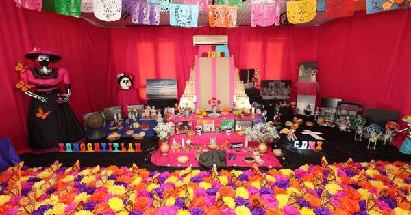 La Nación / Mexicanos celebran el Día de los Muertos en el CPJ