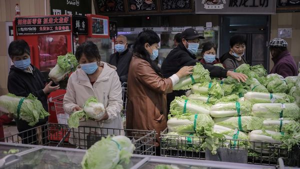Ante rebrotes de Covid, China pide a ciudadanos que acopien alimentos