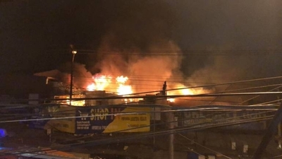 Diario HOY | Voraz incendio consume casillas del Mercado 4, bomberos piden refuerzos