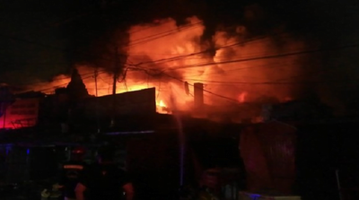 Incontrolable incendio consume casillas en el Mercado 4 - Noticiero Paraguay