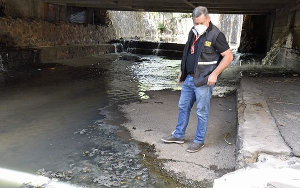 La Essap vierte cloaca cruda al arroyo Mburicaó, pero Mades fiscaliza solo para la foto - Nacionales - ABC Color