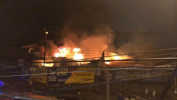 Incontrolable incendio afecta al Mercado 4 de Asunción