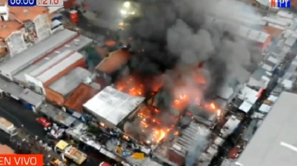 Grave incendio azota al Mercado 4 | Noticias Paraguay