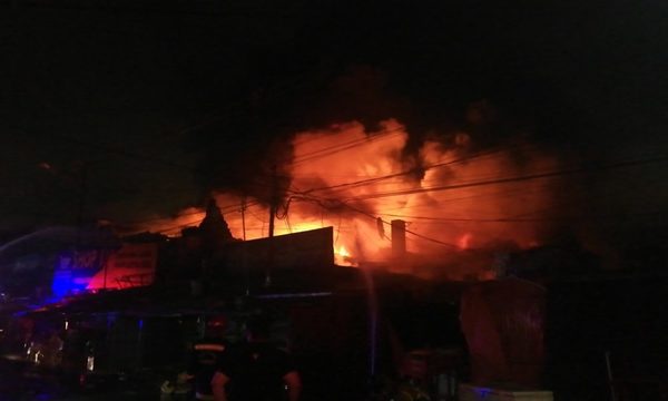 Incendio en Mercado 4 dispara todas las alarmas de una verdadera bomba de tiempo (video)