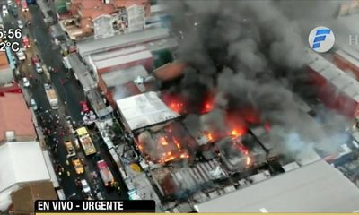 Incontrolable incendio en el Mercado 4 | Telefuturo