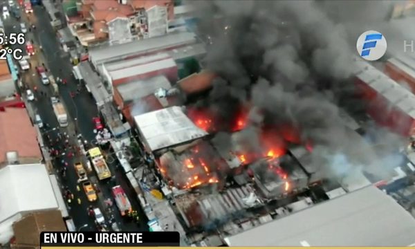 Incontrolable incendio en el Mercado 4 | Telefuturo