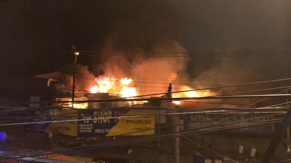 Enorme incendio consume locales de Mercado 4