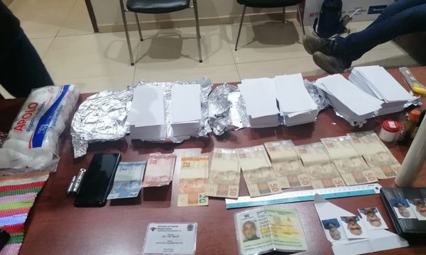 Detienen a camerunés que pretendía falsificar billetes