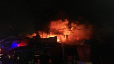 Bomberos logran evitar mayor propagación del incendio en el Mercado 4