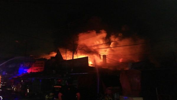 Bomberos logran evitar mayor propagación del incendio en el Mercado 4