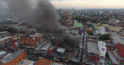 La Nación / Gran incendio en Mercado 4: bomberos contienen expansión del fuego, que afectó un centenar de locales