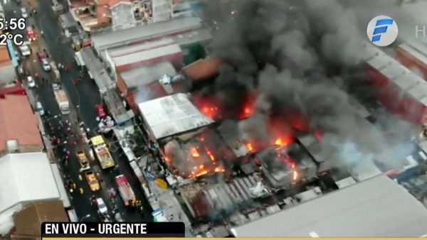 Mades pide evacuar zona del incendio en el Mercado 4