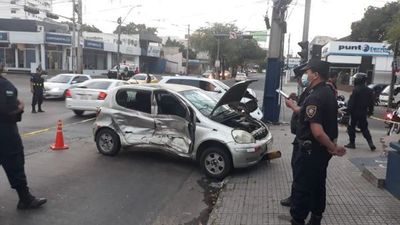 Un hombre fallece tras el choque de dos vehículos sobre una avenida de Asunción