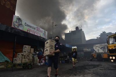 Incendio en el Mercado 4: afectados están desolados y lamentan la mala gestión - Nacionales - ABC Color