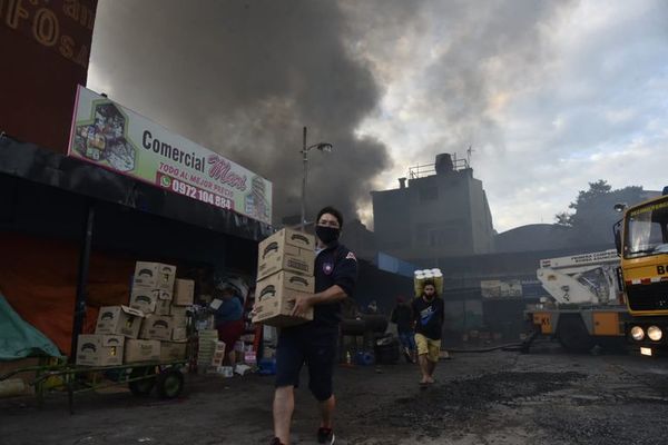 Incendio en el Mercado 4: afectados están desolados y lamentan la mala gestión - Nacionales - ABC Color