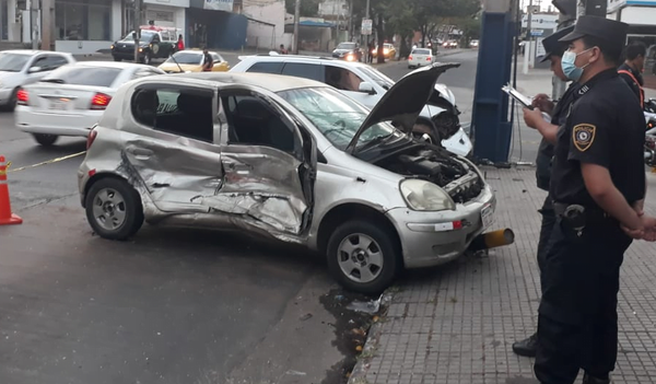 Hombre fallece tras el choque de dos vehículos - Noticiero Paraguay
