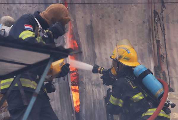 Incendio de importante magnitud afectó locales comerciales del Mercado 4 - .::Agencia IP::.