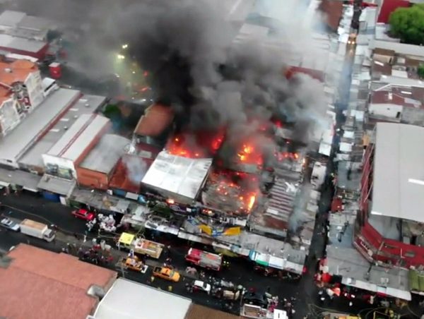 Llamas afectaron a 15 permisionarios del Mercado y a comercios privados · Radio Monumental 1080 AM