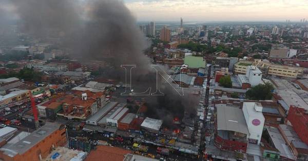 La Nación / Gran incendio en Mercado 4: bomberos contienen expansión del fuego, que afectó a decenas de locales