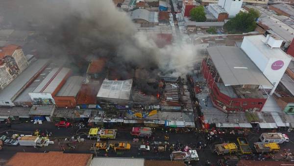 Desvíos en el tránsito a raíz del voraz incendio registrado en los predios de Mercado 4