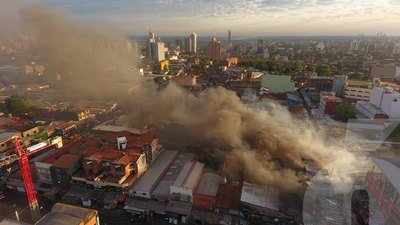 Crónica / [VÍDEO] Incendio Mercado 4: Bomberos trabajan a full para apagar las llamas y trabajadores piden cabeza del director
