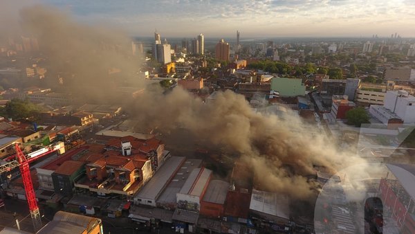 Crónica / [VÍDEO] Incendio Mercado 4: Bomberos trabajan a full para apagar las llamas y trabajadores piden cabeza del director