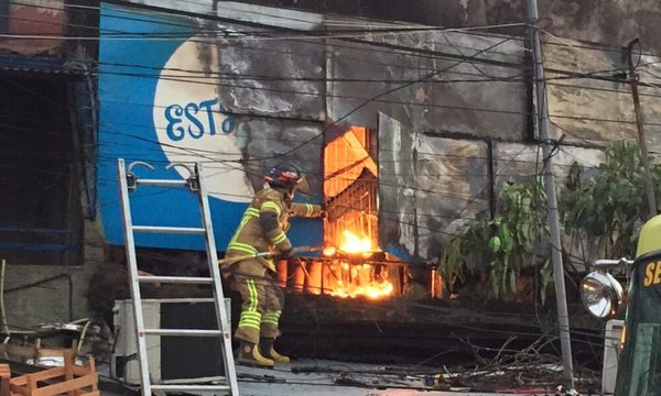 Enorme incendio consume locales de Mercado 4