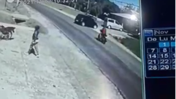 Terrible accidente: niño de 2 años está grave tras choque en moto