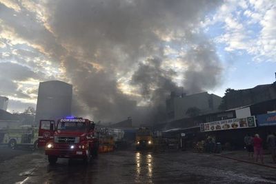 Bomberos contienen expansión del fuego que ya afectó a decenas de locales comerciales en el Mercado 4