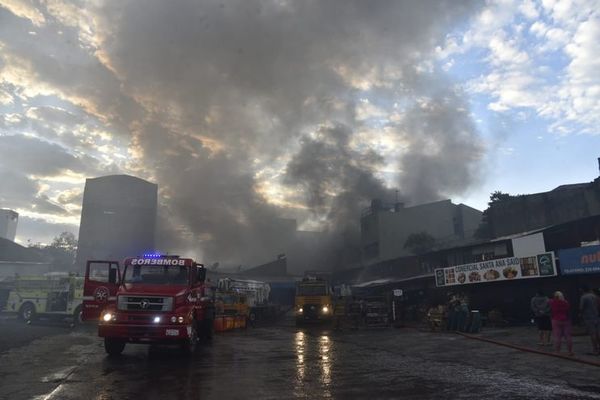 Bomberos contienen expansión del fuego que ya afectó a decenas de locales comerciales en el Mercado 4