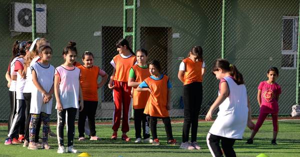 La Nación / Niñas iraquíes olvidan con la práctica del fútbol los tiempos difíciles