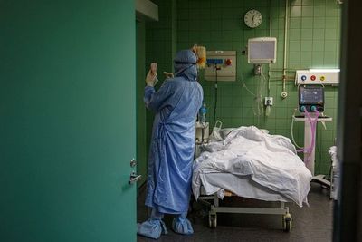 Las infecciones por covid afectan otra vez a personas mayores, según experto - Mundo - ABC Color