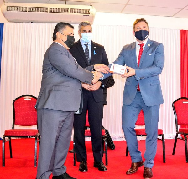 Paraguay recibe 30.000 vacunas anticovid donadas por la Conmebol - .::Agencia IP::.