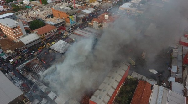 Luego de 5 horas, bomberos controlan el fuego en el Mercado 4 | OnLivePy