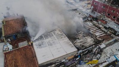 Unos 200 bomberos voluntarios logran controlar el incendio en el Mercado 4