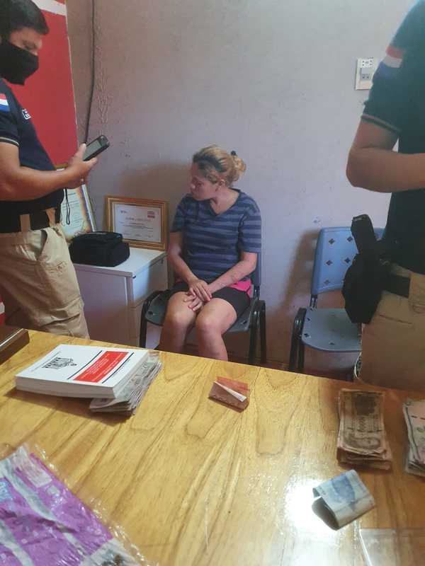 Una mujer con droga y un sujeto con captura por robo son detenidos tras verificación de indigentes - La Clave