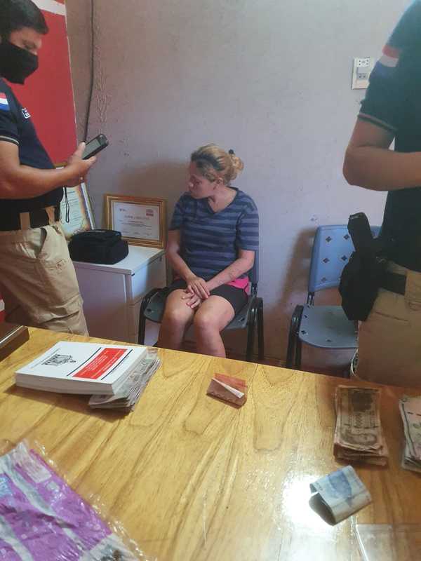 Una mujer con droga y un sujeto con captura por robo son detenidos tras verificación de indigentes - La Clave