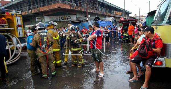 La Nación / Incendio en Mercado 4: cierran vacunatorio e instituciones educativas de la zona