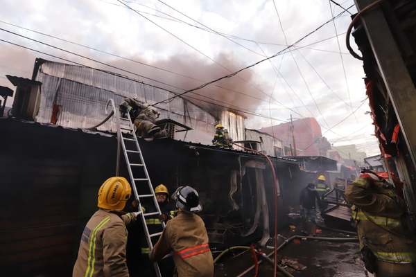 INCENDIO DE IMPORTANTE MAGNITUD AFECTÓ LOCALES COMERCIALES DEL MERCADO 4 - Itapúa Noticias