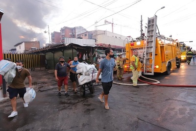 Bomberos reportan que incendio en el Mercado 4 está controlado